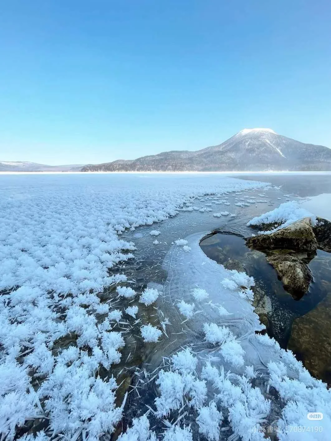 北海道の冬の海岸風景